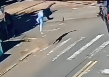 Motociclista “voa” após batida com caminhonete em cruzamento no Paraná