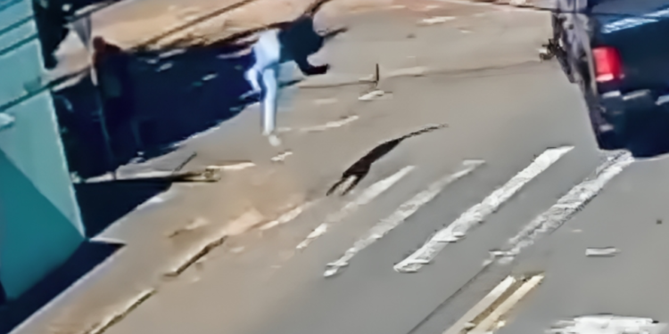 Motociclista “voa” após batida com caminhonete em cruzamento no Paraná