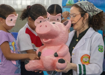 Teatro leva educação financeira com humor a escolas de Valadares