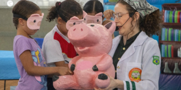 Teatro leva educação financeira com humor a escolas de Valadares