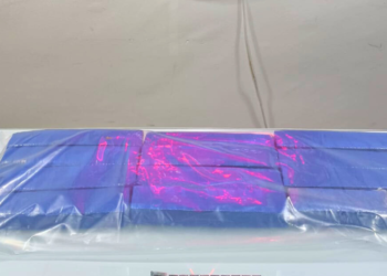 Polícia prende homem com mochila contendo 12 barras de maconha em Valadares