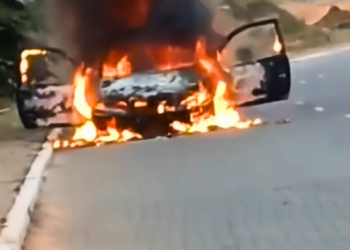 Carro é destruído por incêndio no estradão do Penha em Governador Valadares