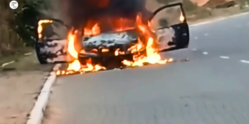 Carro é destruído por incêndio no estradão do Penha em Governador Valadares
