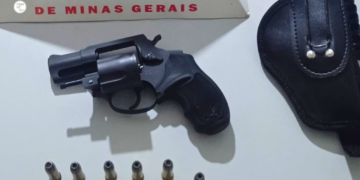 Homem é preso com revólver carregado em bar de Divinolândia de Minas