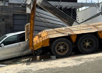 Carreta desce desgovernada e destrói muro de casa e carro em Governador Valadares