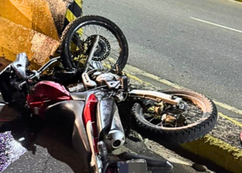 Motociclista se fere ao bater em mureta do viaduto Mister Simpson em Valadares