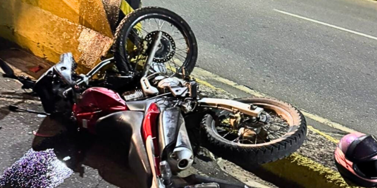 Motociclista se fere ao bater em mureta do viaduto Mister Simpson em Valadares