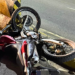 Motociclista se fere ao bater em mureta do viaduto Mister Simpson em Valadares
