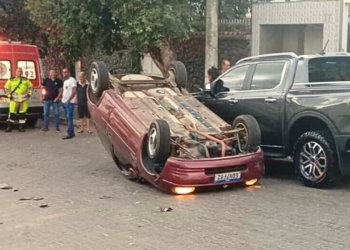 Carro capota no bairro Nossa Senhora das Graças, em Governador Valadares