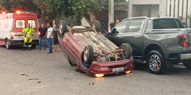 Carro capota no bairro Nossa Senhora das Graças, em Governador Valadares