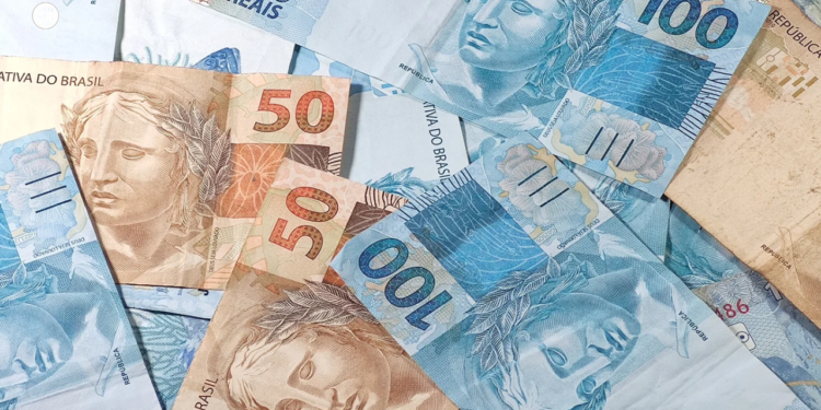 Governo propõe Orçamento de 2026 com salário mínimo de R$ 1.631 e superávit fiscal