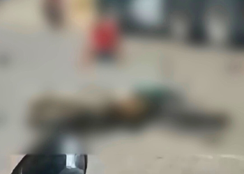 Motocicleta bate em caminhão parado e deixa dois feridos em Valadares