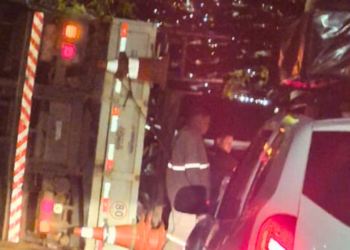 Caminhão de empresa prestadora da Cemig tomba na Ibituruna, em Valadares