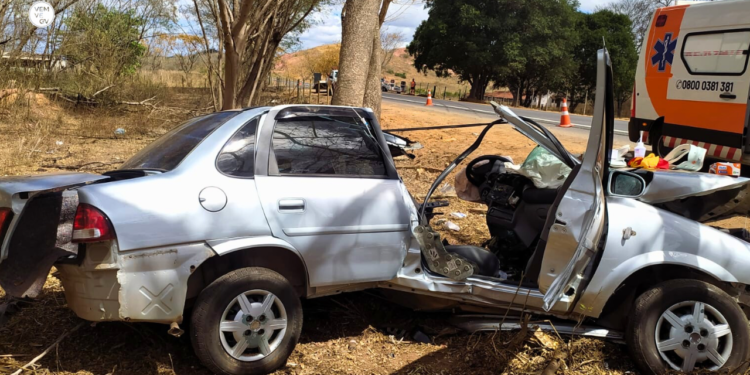 Carro sai da pista e bate em árvore na BR-381; casal fica gravemente feridos