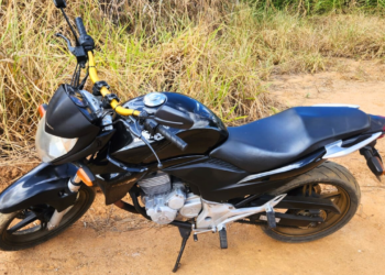 Condutor foge da PM em alta velocidade e abandona moto às margens do Rio Doce, em Valadares