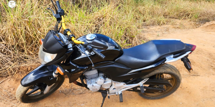 Condutor foge da PM em alta velocidade e abandona moto às margens do Rio Doce, em Valadares