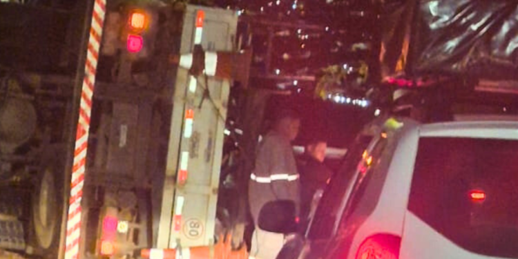 Caminhão de empresa prestadora da Cemig tomba na Ibituruna, em Valadares