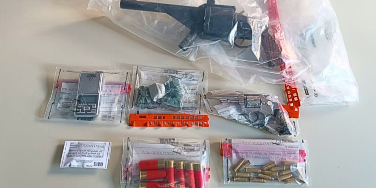PM apreende armas, drogas e munições no Turmalina, em Valadares
