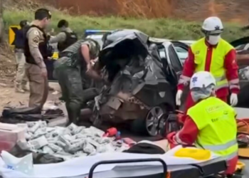 Traficante foge da PRF, bate em caminhão e espalha quase 220 kg de drogas na BR-116