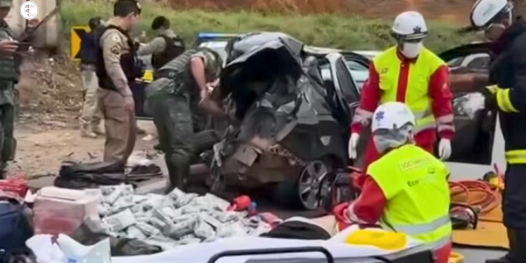 Traficante foge da PRF, bate em caminhão e espalha quase 220 kg de drogas na BR-116