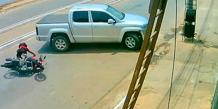 Motociclista fica ferido após bater em caminhonete em Valadares