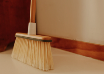 Ex agride mulher com cabo de vassoura em Valadares