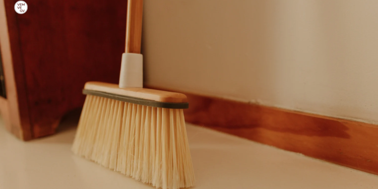 Ex agride mulher com cabo de vassoura em Valadares