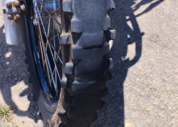 Cabelo na régua, multa na certa: condutor pilotava sem capacete em MG