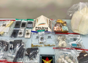 6 presos, drogas, armas e mais de R$ 15 mil apreendidos, em Valadares