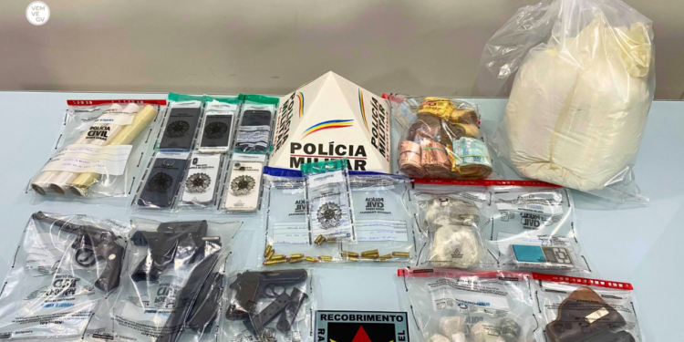 6 presos, drogas, armas e mais de R$ 15 mil apreendidos, em Valadares