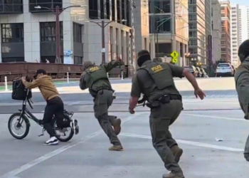 Entregador foge de agentes de imigração e vídeo viraliza nos EUA