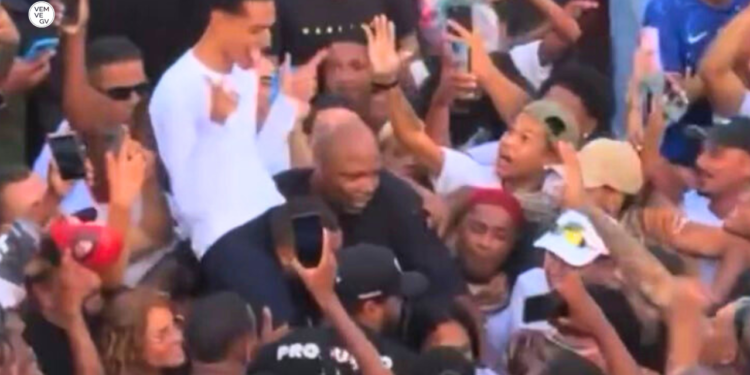 Rapper Oruam deixa presídio de Bangu após decisão do STJ