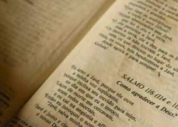 Homem morre após fumar cigarro feito com página da Bíblia em Periquito