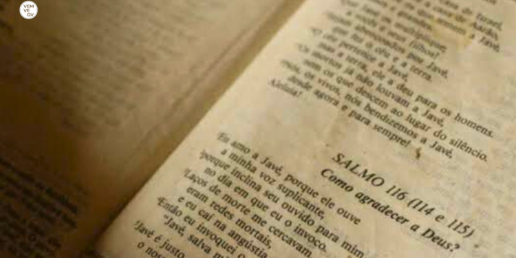 Homem morre após fumar cigarro feito com página da Bíblia em Periquito