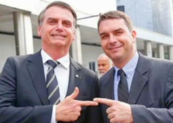 Bolsonaro afirma que Flávio Bolsonaro será seu candidato à Presidência em 2026