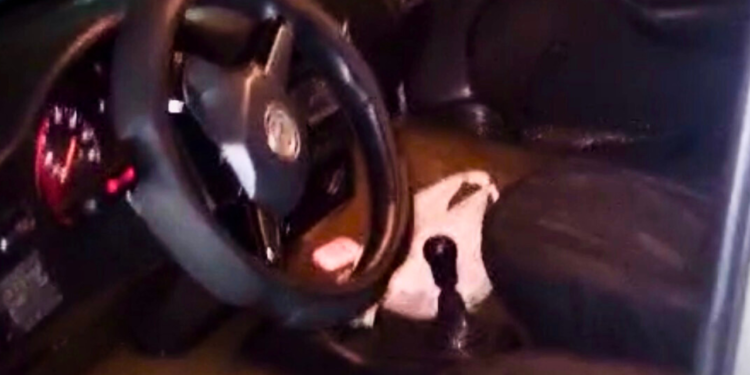 Carro desce barranco e vai parar às margens do Rio Doce no Centro de Valadares