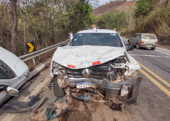 Carro invade contramão em curva molhada e deixa quatro feridos na BR-259, em Valadares