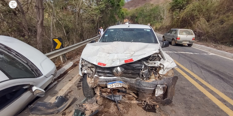 Carro invade contramão em curva molhada e deixa quatro feridos na BR-259, em Valadares