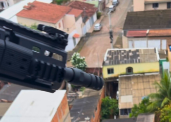 Operação da PM prende cinco adolescentes e apreende armas e drogas no Ipê, em Valadares