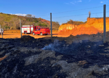 Corpo carbonizado é encontrado dentro de carro incendiado na BR-381, em Valadares