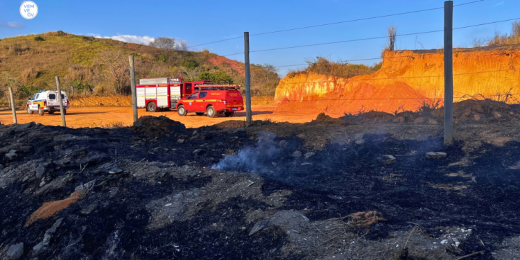 Corpo carbonizado é encontrado dentro de carro incendiado na BR-381, em Valadares