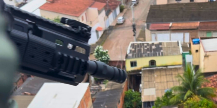 Operação da PM prende cinco adolescentes e apreende armas e drogas no Ipê, em Valadares