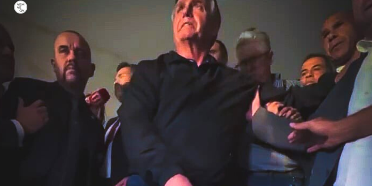 Bolsonaro mostra tornozeleira eletrônica e discursa para imprensa