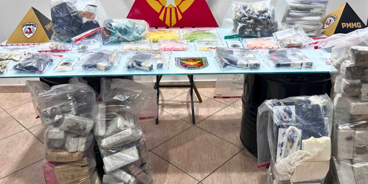 PM apreende: 4 submetralhadoras, 1 pistola .380, 500 munições e drogas em Valadares