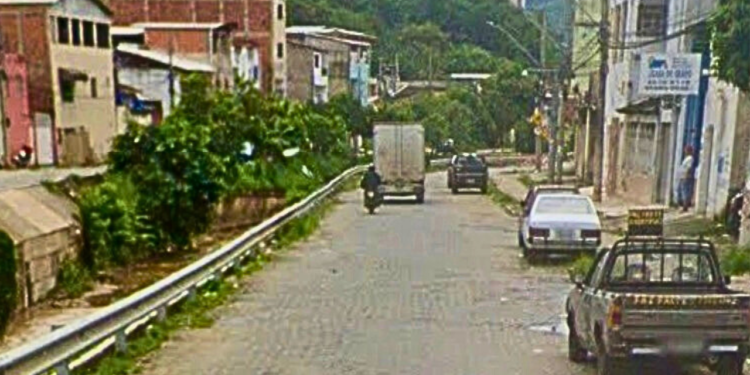 Pista da Avenida Tancredo Neves é totalmente interditada em Valadares