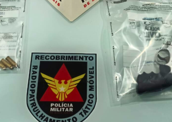 PM apreende arma e prende dois suspeitos no Atalaia, em Valadares