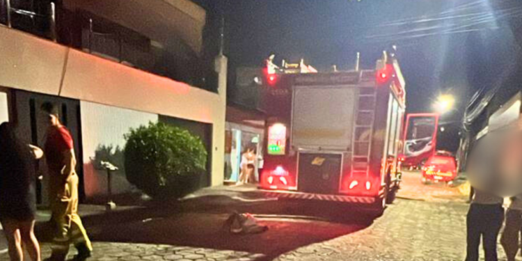 Incêndio em residência mobiliza Bombeiros, em Valadares