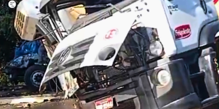 Colisão entre caminhões deixa três feridos na BR-381 em Governador Valadares