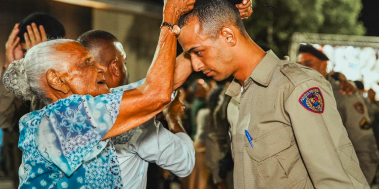 Novos soldados da PMMG recebem boinas em solenidade em Valadares