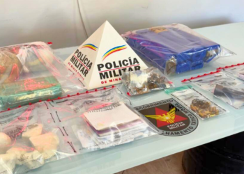 PM apreende drogas, munições e dinheiro após denúncia de tráfico em Valadares